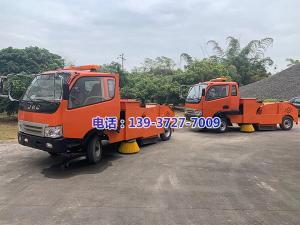 廣西公路管理局程站長與我司共同努力，開發(fā)出了一款GQ-1800E型自行式路面清掃機(jī)	