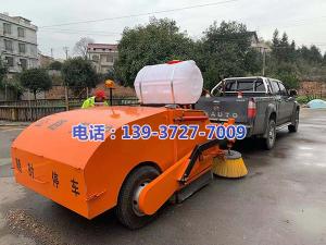 湖南省婁底市雙峰縣公路局養(yǎng)護中心彭站長與河南都市機械設備有限公司工程師喬主任,實地研究，精心設計制作了一款新型的皮卡車式道路清掃車