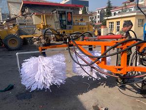 2020年11月11日山西省晉中市昔陽縣公路管理段與河南都市機械設(shè)備有限公司合作，在宋段長王隊長凌師傅的精心安排指導(dǎo)下與喬主任祝師傅的積極努力，成功研制出了加寬雙護(hù)欄板600mm護(hù)欄清洗機